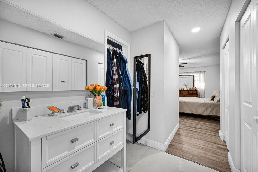 For Sale: $880,000 (6 beds, 3 baths, 1902 Square Feet)