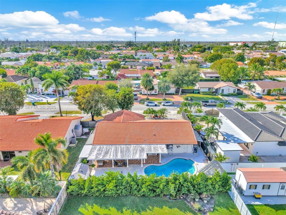 For Sale: $880,000 (6 beds, 3 baths, 1902 Square Feet)