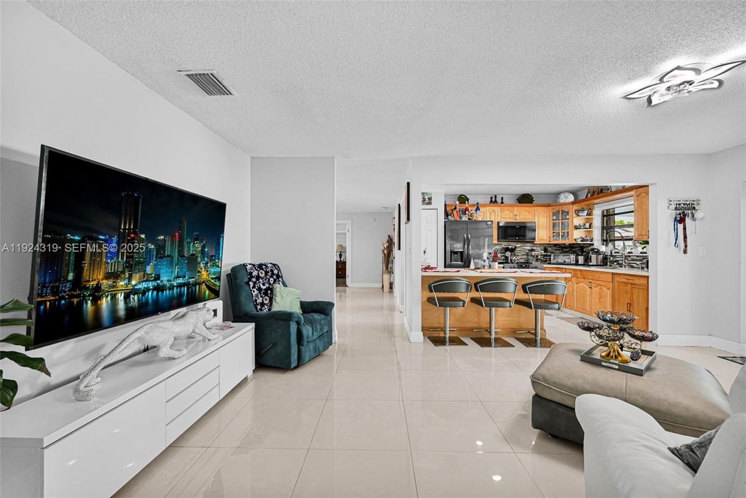 For Sale: $880,000 (6 beds, 3 baths, 1902 Square Feet)