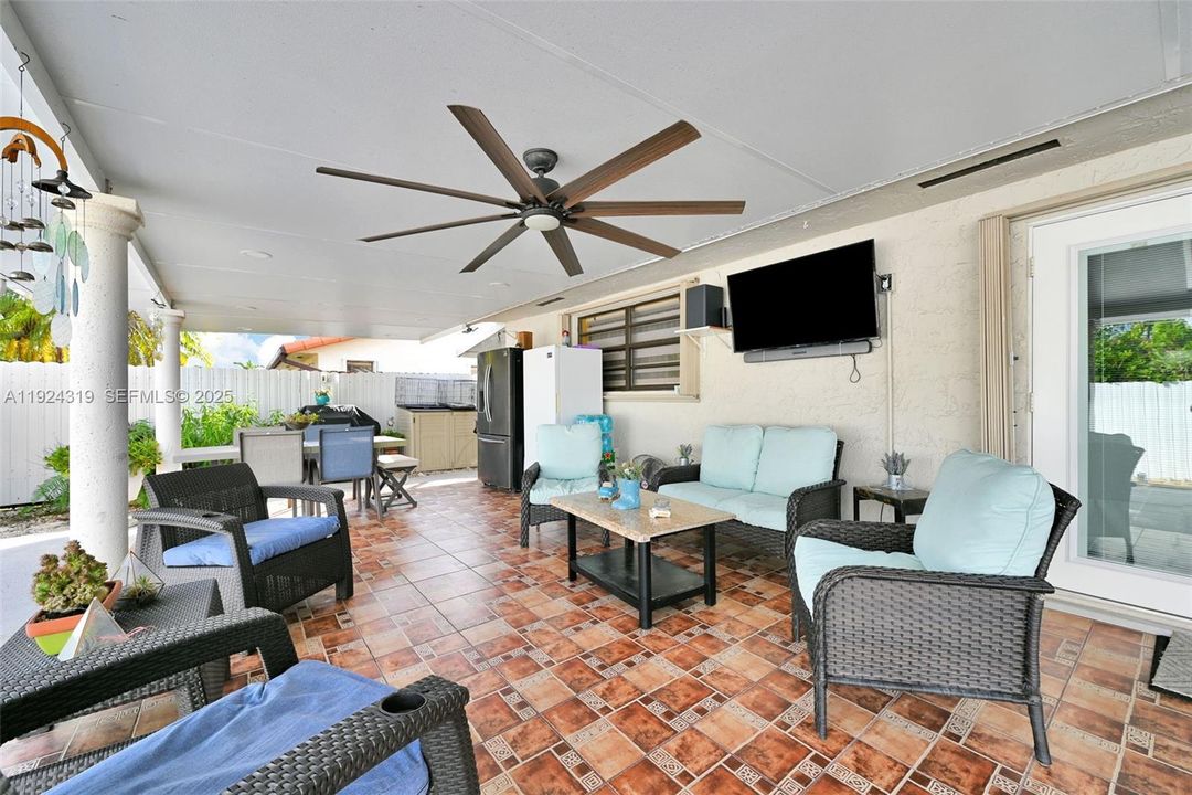 For Sale: $880,000 (6 beds, 3 baths, 1902 Square Feet)