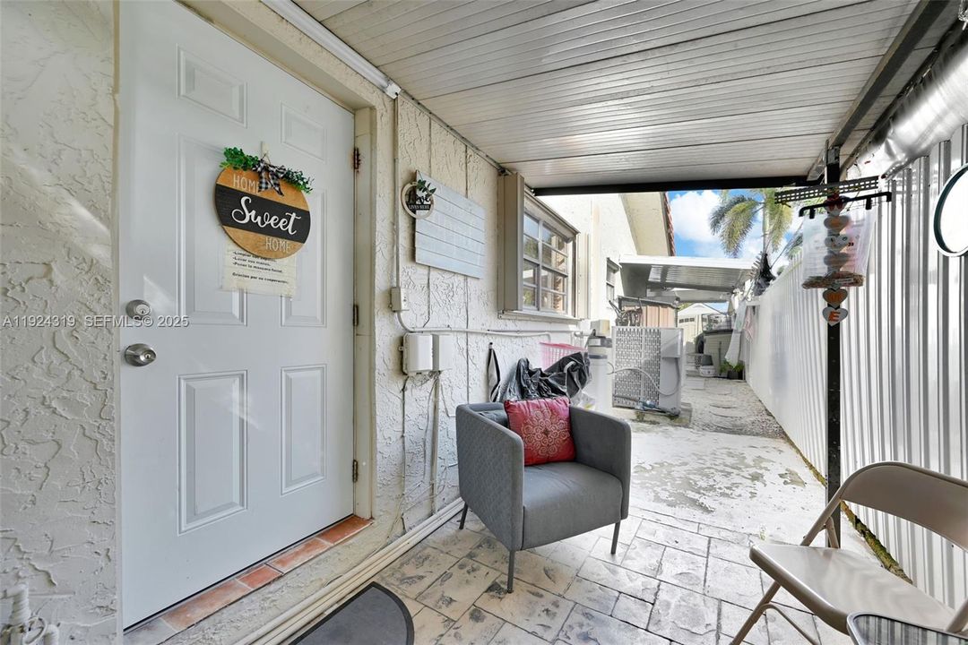 For Sale: $880,000 (6 beds, 3 baths, 1902 Square Feet)