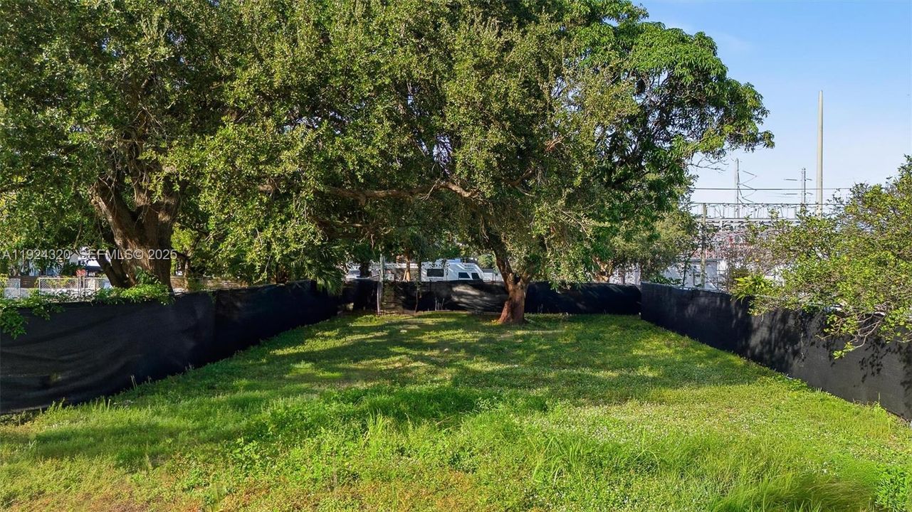 На продажу: $695,000 (0.12 acres)