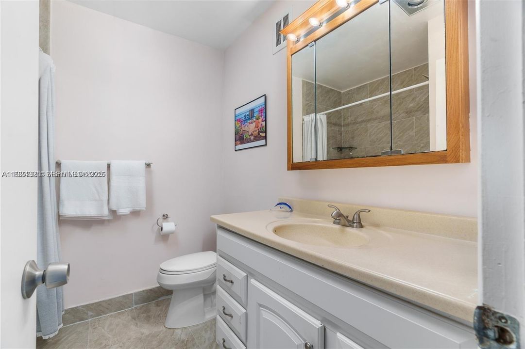 For Sale: $153,000 (2 beds, 1 baths, 880 Square Feet)