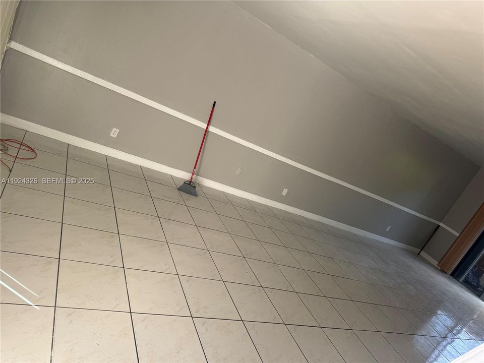 For Rent: $2,400 (2 beds, 1 baths, 3073 Square Feet)