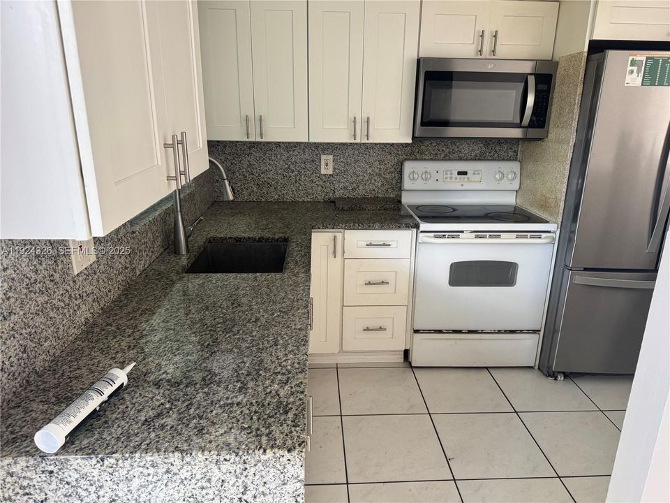 For Rent: $2,400 (2 beds, 1 baths, 3073 Square Feet)