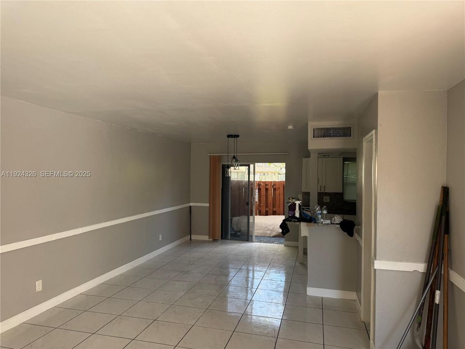 For Rent: $2,400 (2 beds, 1 baths, 3073 Square Feet)