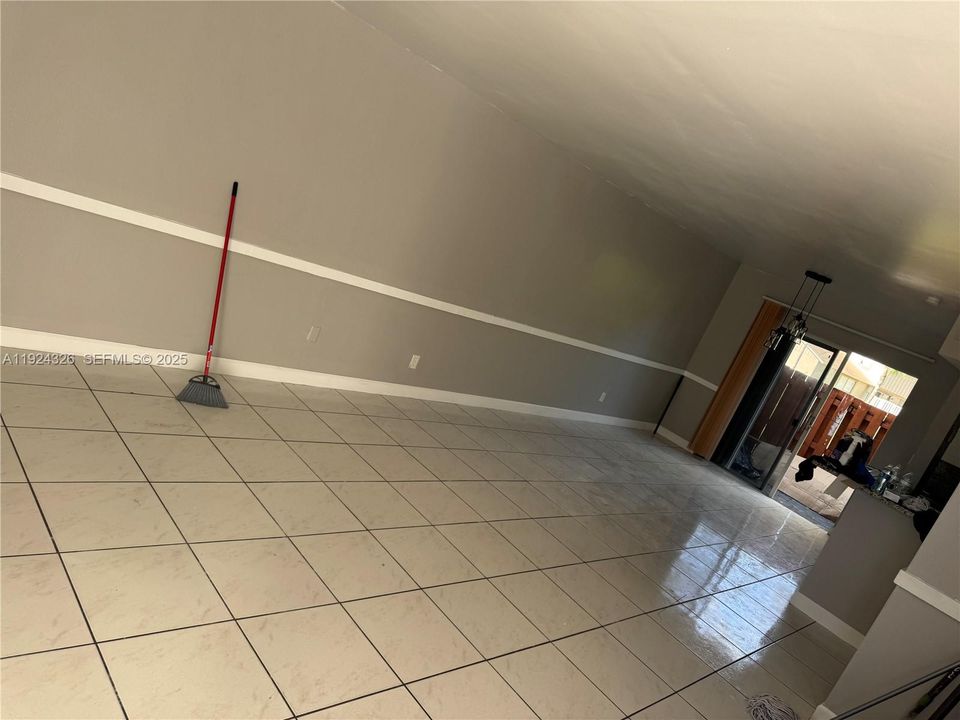 For Rent: $2,400 (2 beds, 1 baths, 3073 Square Feet)