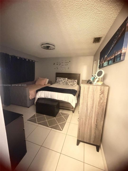 For Rent: $1,500 (1 beds, 1 baths, 720 Square Feet)