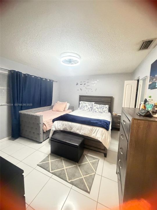 For Rent: $1,500 (1 beds, 1 baths, 720 Square Feet)