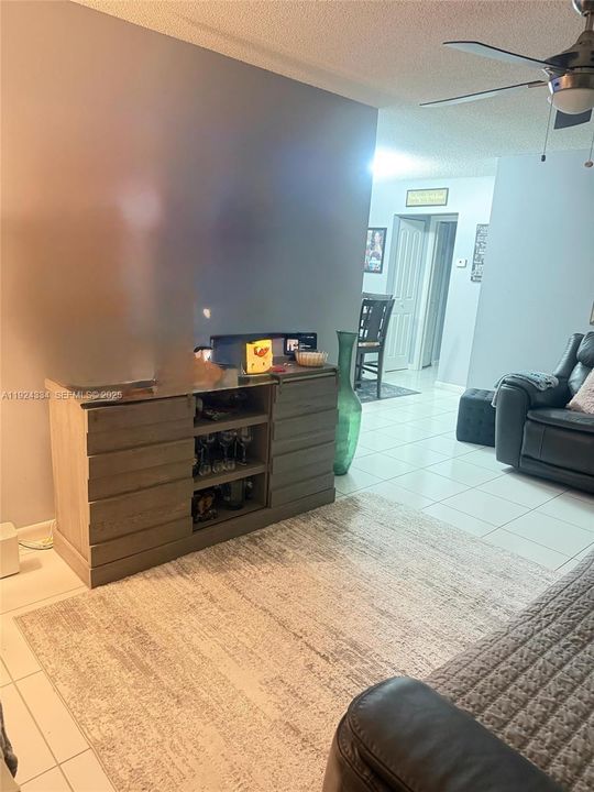 For Rent: $1,500 (1 beds, 1 baths, 720 Square Feet)