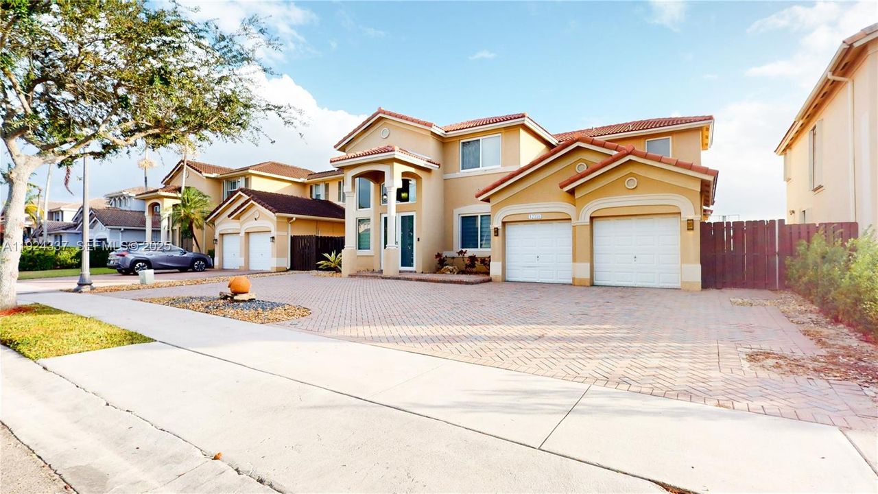 En Renta: $5,500 (4 camas, 3 baños, 3012 Pies cuadrados)