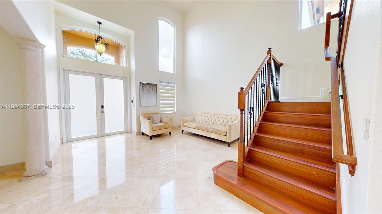 En Renta: $5,500 (4 camas, 3 baños, 3012 Pies cuadrados)