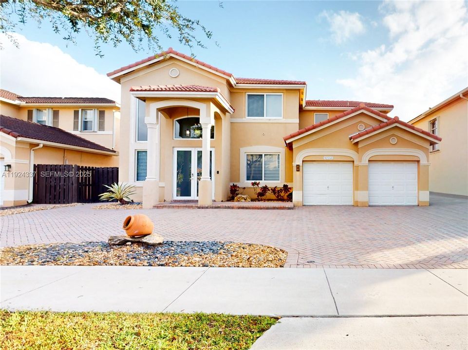 En Renta: $5,500 (4 camas, 3 baños, 3012 Pies cuadrados)