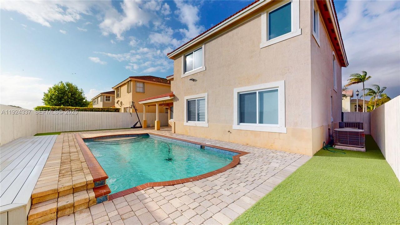 En Renta: $5,500 (4 camas, 3 baños, 3012 Pies cuadrados)