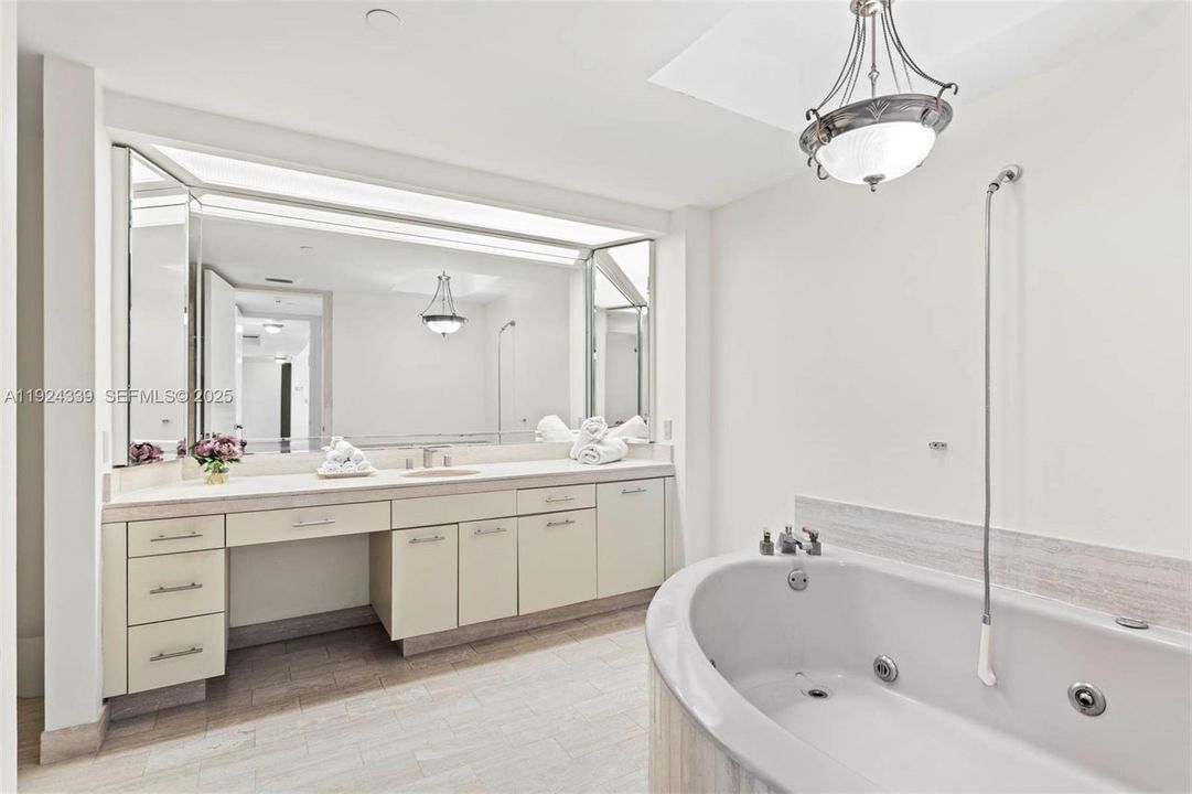 待售: $750,000 (2 贝兹, 2 浴室, 1810 平方英尺)