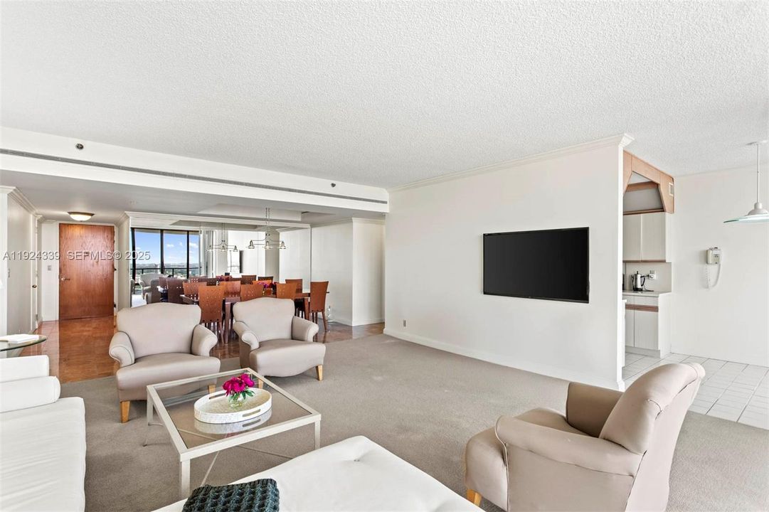 待售: $750,000 (2 贝兹, 2 浴室, 1810 平方英尺)