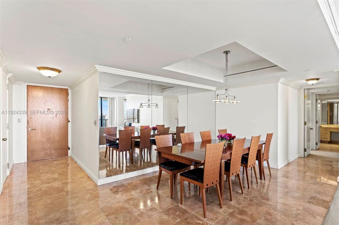 待售: $750,000 (2 贝兹, 2 浴室, 1810 平方英尺)