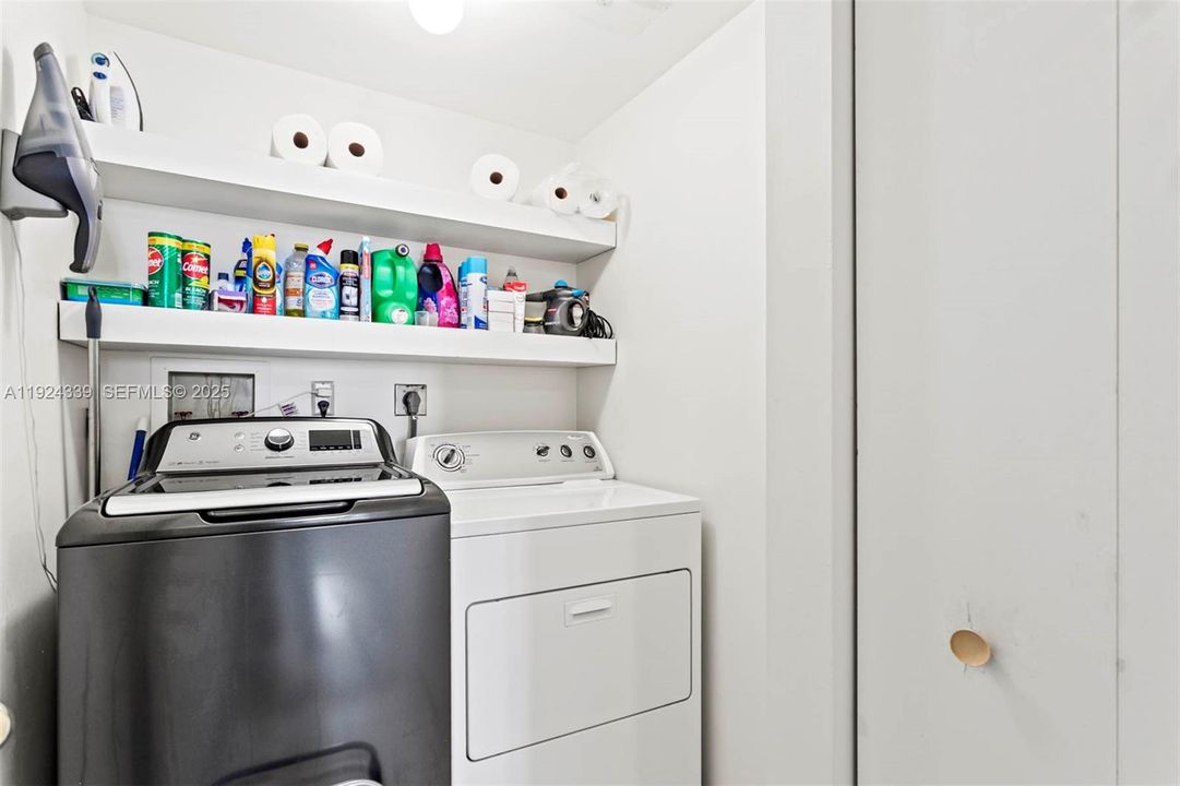 待售: $750,000 (2 贝兹, 2 浴室, 1810 平方英尺)