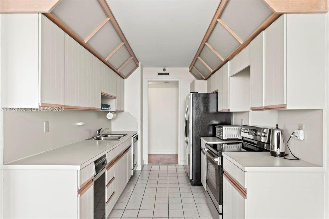 待售: $750,000 (2 贝兹, 2 浴室, 1810 平方英尺)