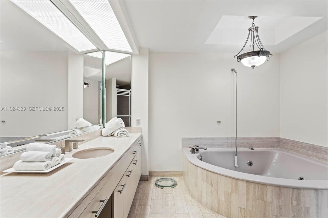 待售: $750,000 (2 贝兹, 2 浴室, 1810 平方英尺)