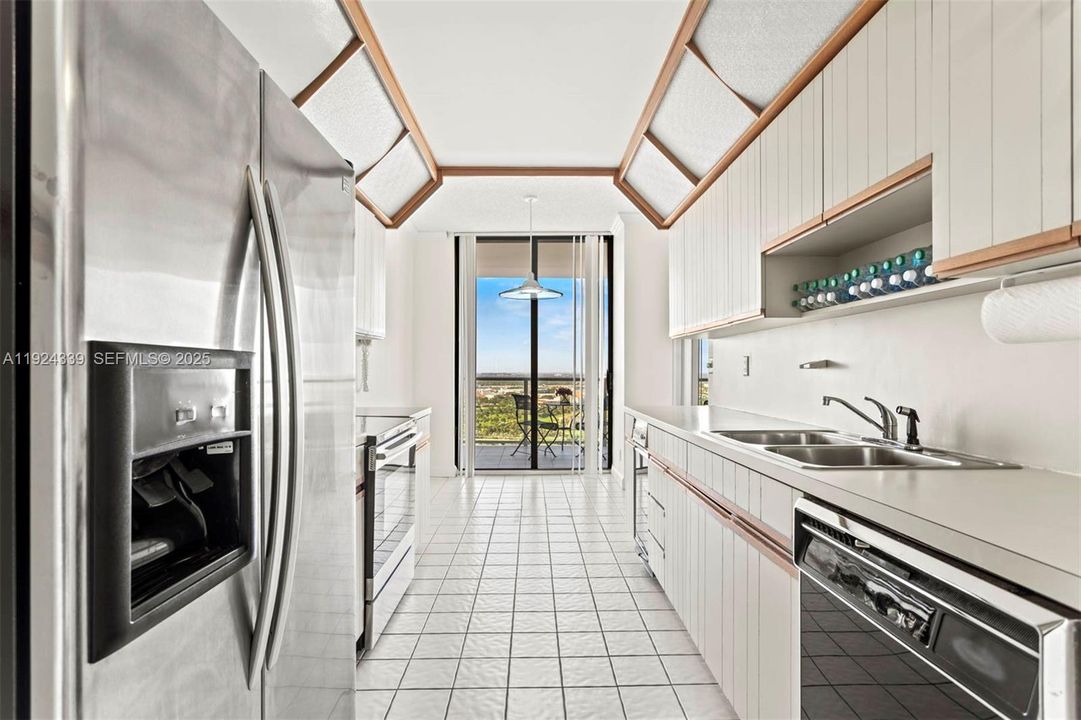 待售: $750,000 (2 贝兹, 2 浴室, 1810 平方英尺)