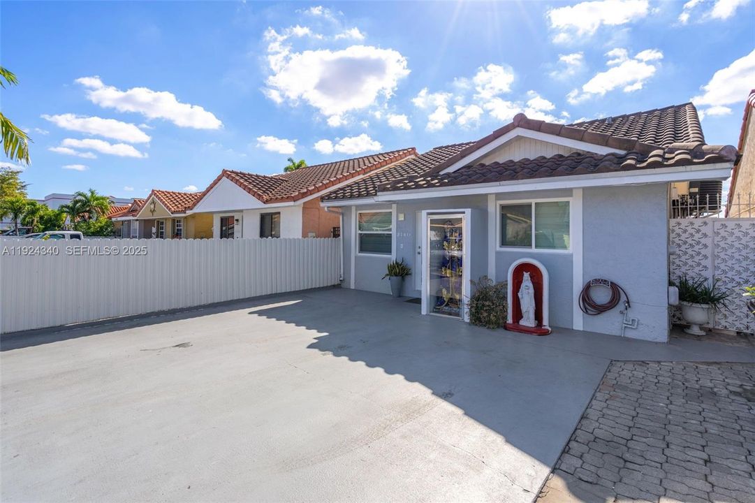 For Rent: $3,200 (3 beds, 2 baths, 1265 Square Feet)