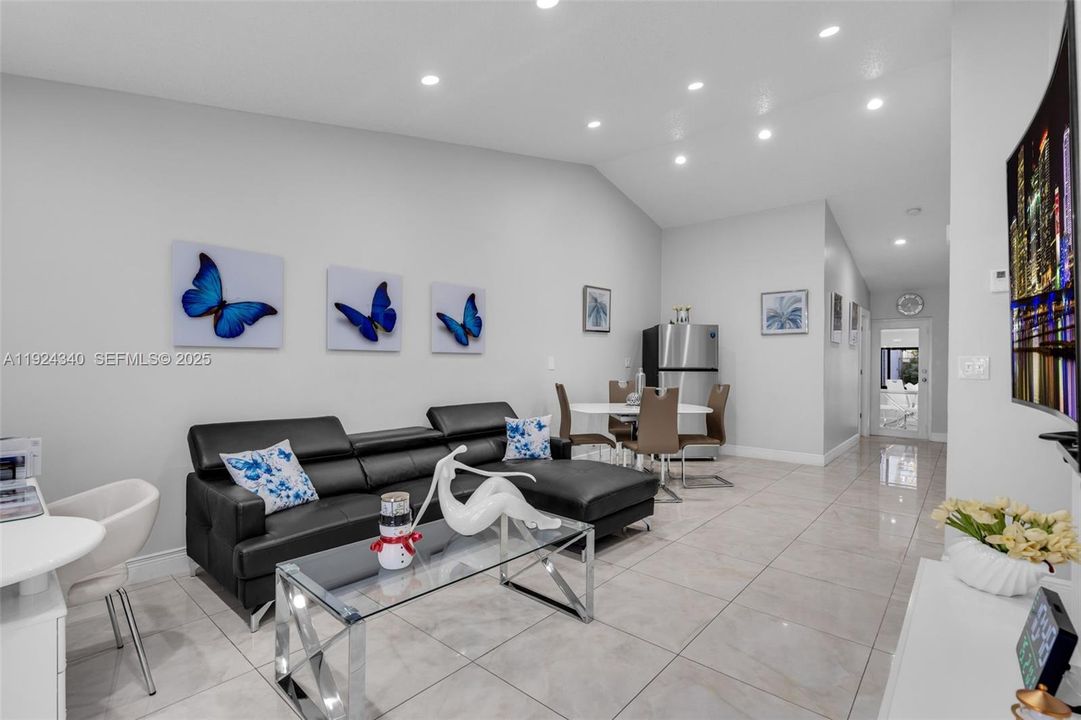 For Rent: $3,200 (3 beds, 2 baths, 1265 Square Feet)