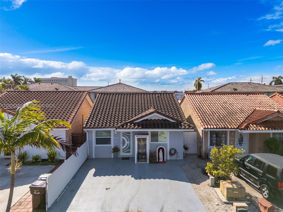 For Rent: $3,200 (3 beds, 2 baths, 1265 Square Feet)