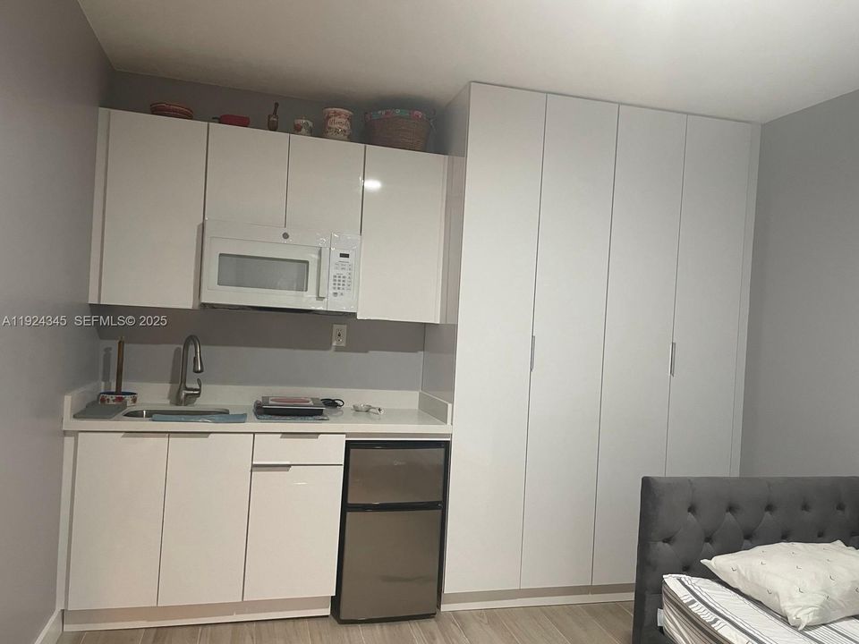 For Rent: $1,300 (0 beds, 1 baths, 1966 Square Feet)