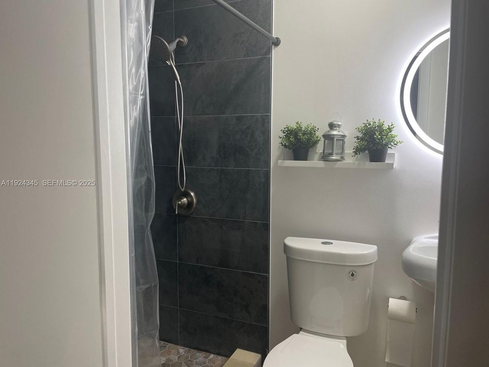 For Rent: $1,300 (0 beds, 1 baths, 1966 Square Feet)