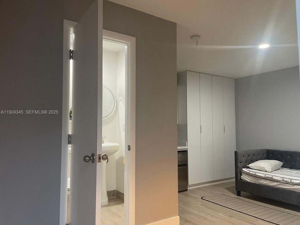 For Rent: $1,300 (0 beds, 1 baths, 1966 Square Feet)