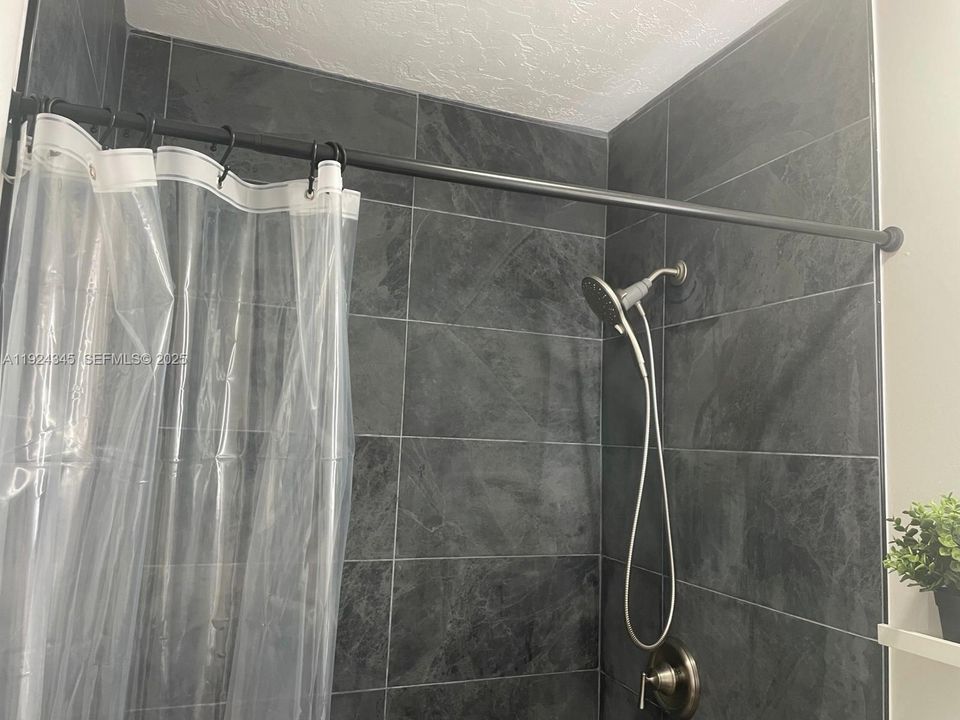 For Rent: $1,300 (0 beds, 1 baths, 1966 Square Feet)