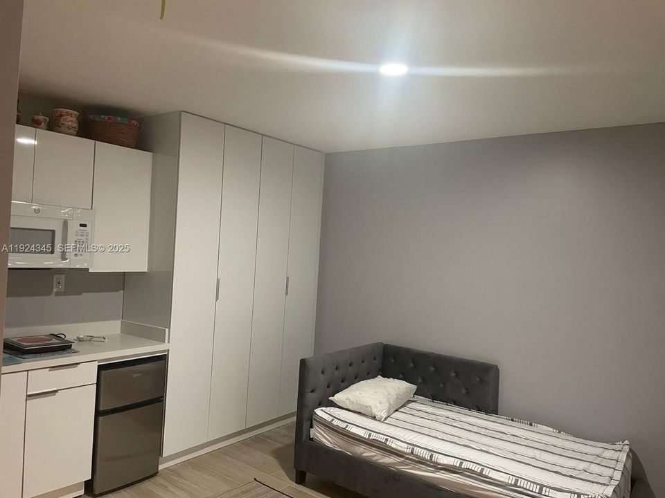 For Rent: $1,300 (0 beds, 1 baths, 1966 Square Feet)