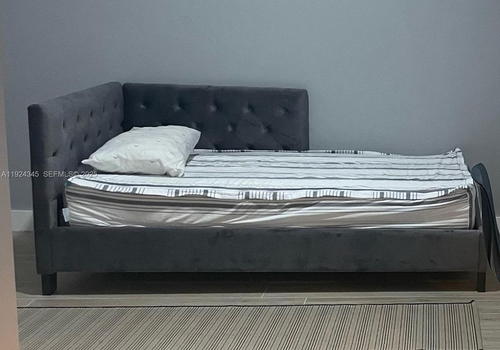 For Rent: $1,300 (0 beds, 1 baths, 1966 Square Feet)