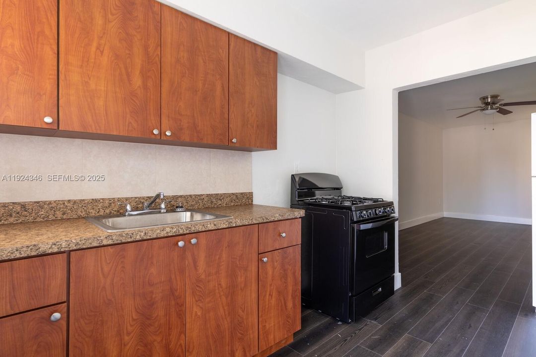 В аренду: $1,600 (2 спален, 1 ванн, 5816 Квадратных фут)