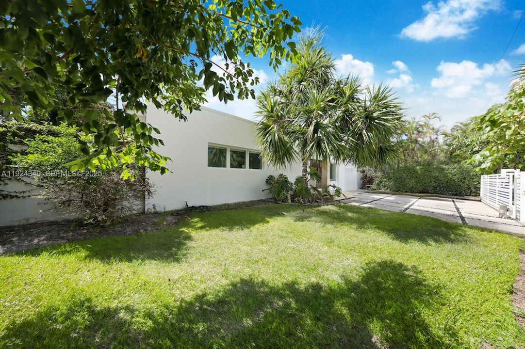 For Rent: $15,000 (3 beds, 2 baths, 2322 Square Feet)