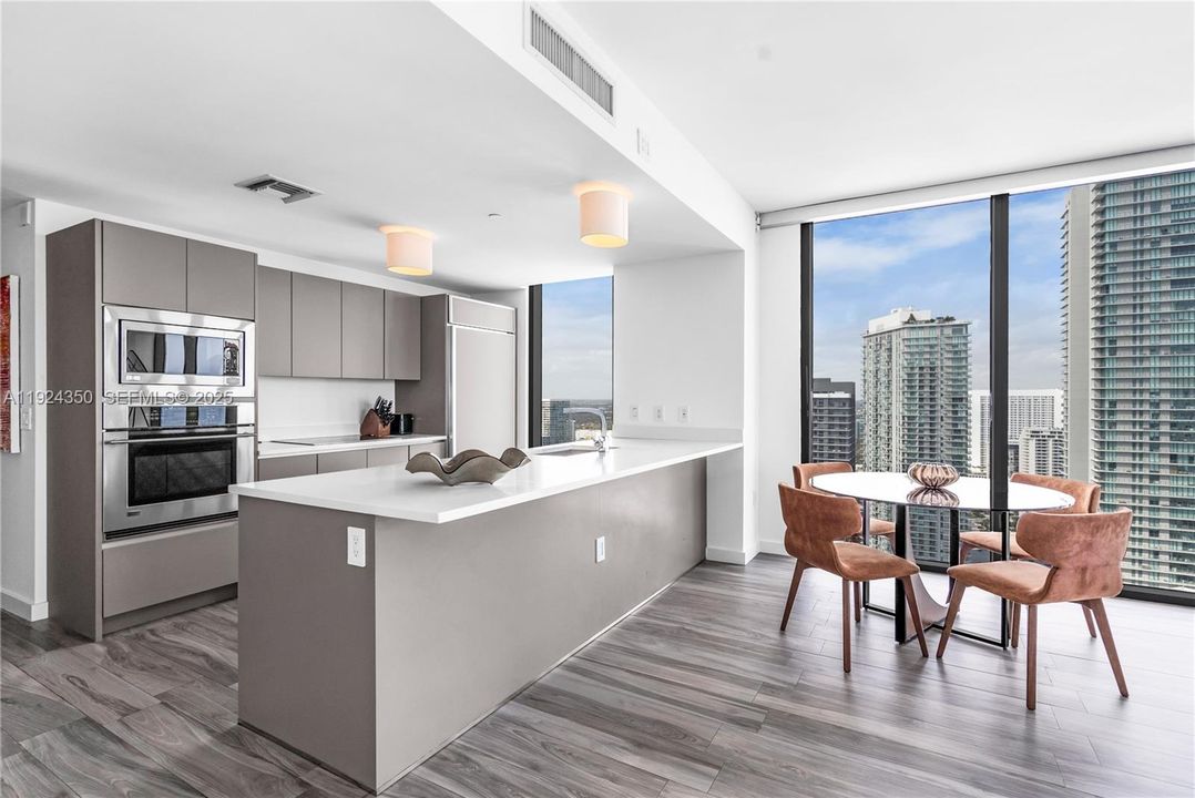 待售: $1,150,000 (2 贝兹, 2 浴室, 1311 平方英尺)