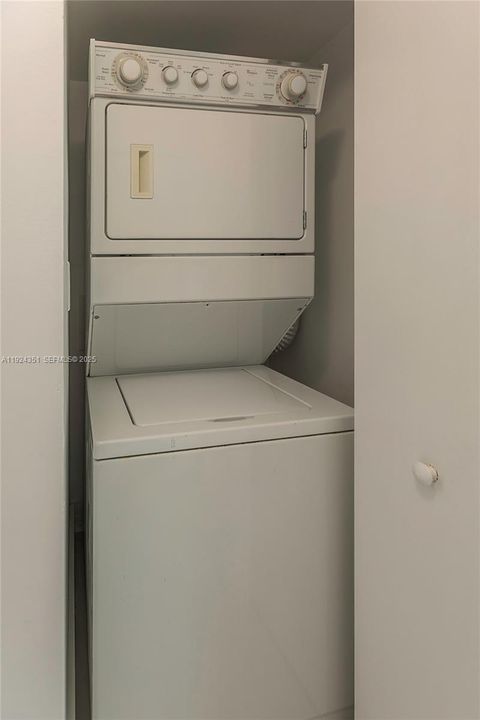 For Rent: $2,800 (1 beds, 1 baths, 846 Square Feet)