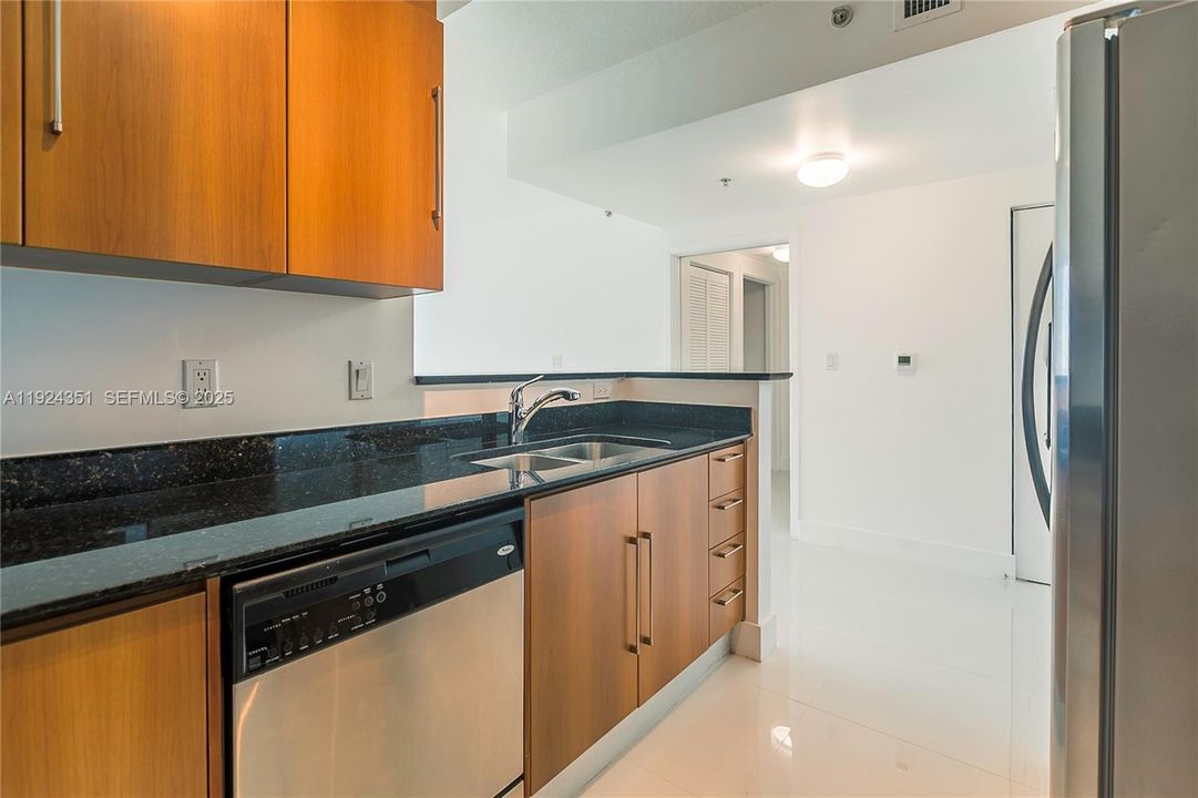 For Rent: $2,800 (1 beds, 1 baths, 846 Square Feet)
