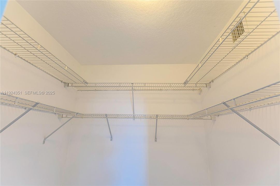 For Rent: $2,800 (1 beds, 1 baths, 846 Square Feet)