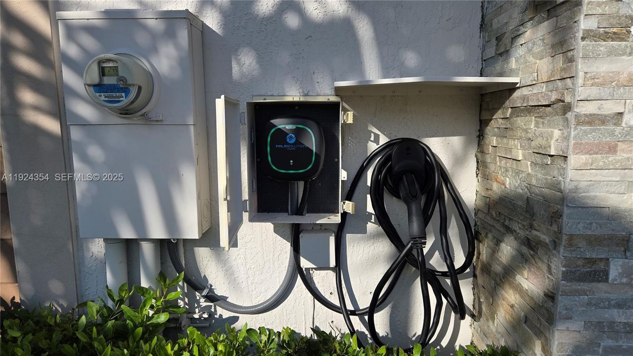 For Sale: $649,999 (4 beds, 3 baths, 2086 Square Feet)