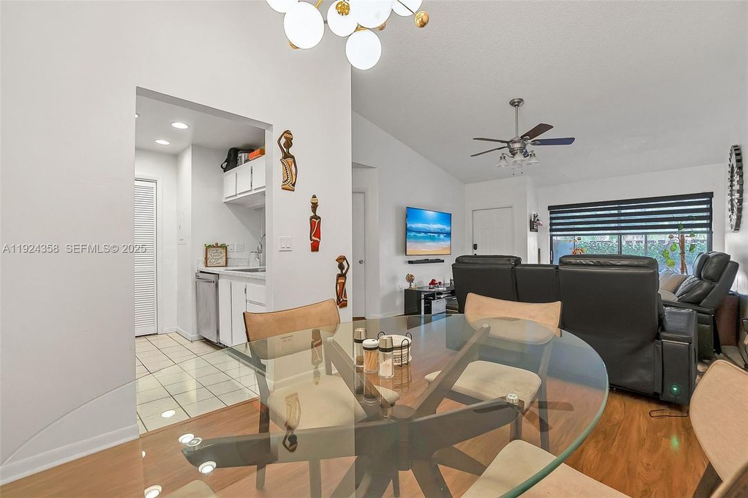 待售: $339,900 (2 贝兹, 2 浴室, 954 平方英尺)