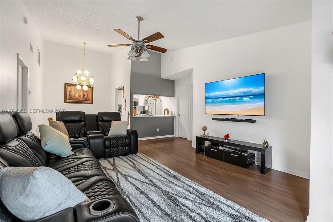 待售: $339,900 (2 贝兹, 2 浴室, 954 平方英尺)