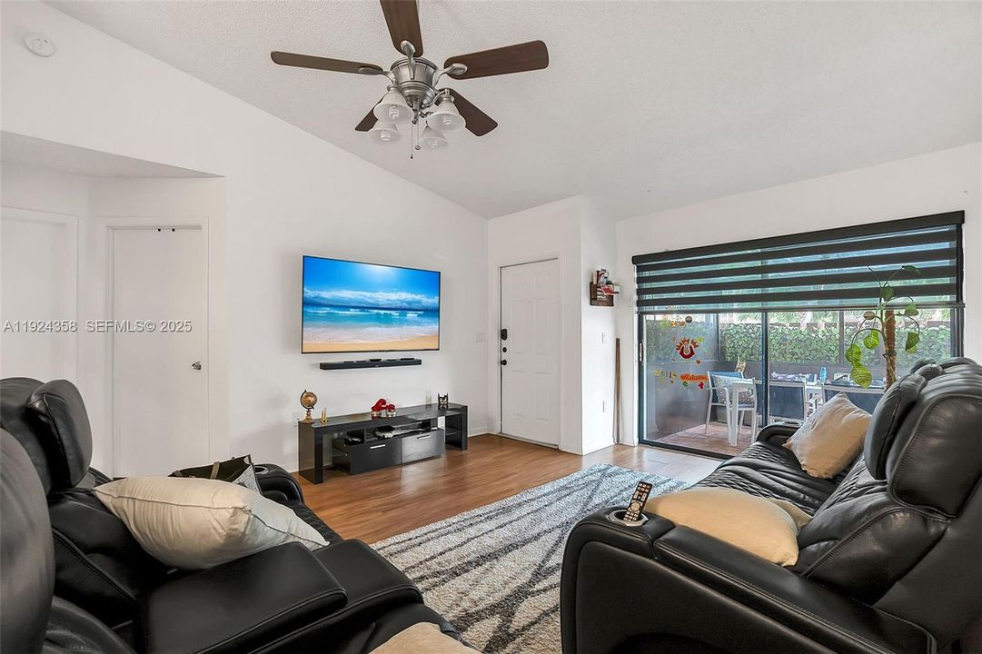 待售: $339,900 (2 贝兹, 2 浴室, 954 平方英尺)