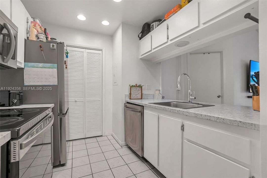 待售: $339,900 (2 贝兹, 2 浴室, 954 平方英尺)