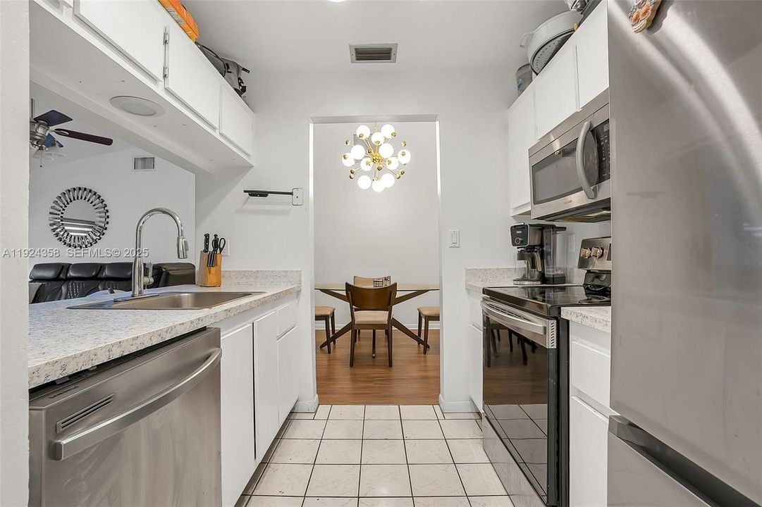 待售: $339,900 (2 贝兹, 2 浴室, 954 平方英尺)