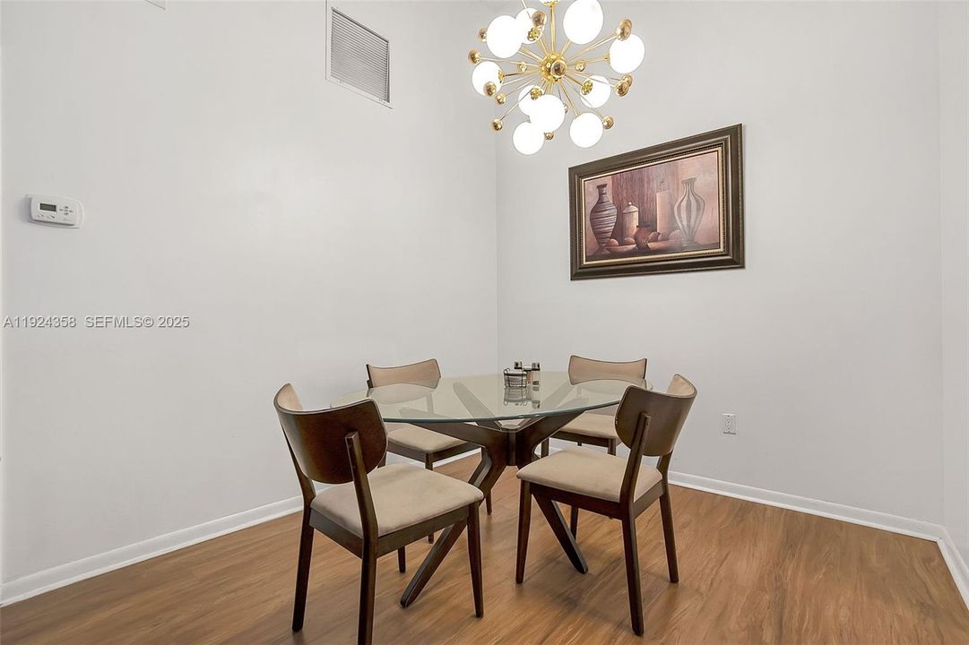 待售: $339,900 (2 贝兹, 2 浴室, 954 平方英尺)