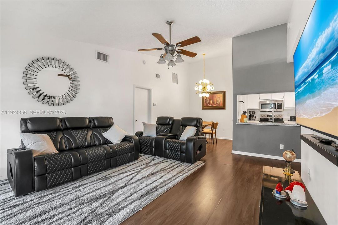 待售: $339,900 (2 贝兹, 2 浴室, 954 平方英尺)