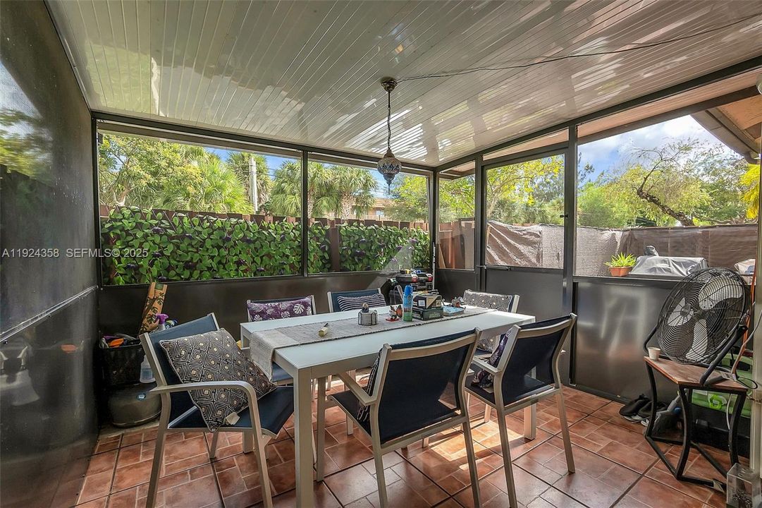 待售: $339,900 (2 贝兹, 2 浴室, 954 平方英尺)