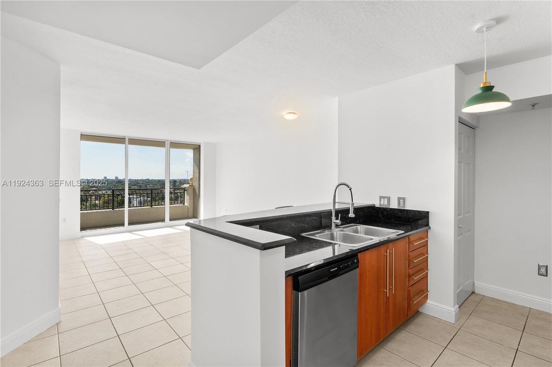For Sale: $375,000 (1 beds, 1 baths, 792 Square Feet)